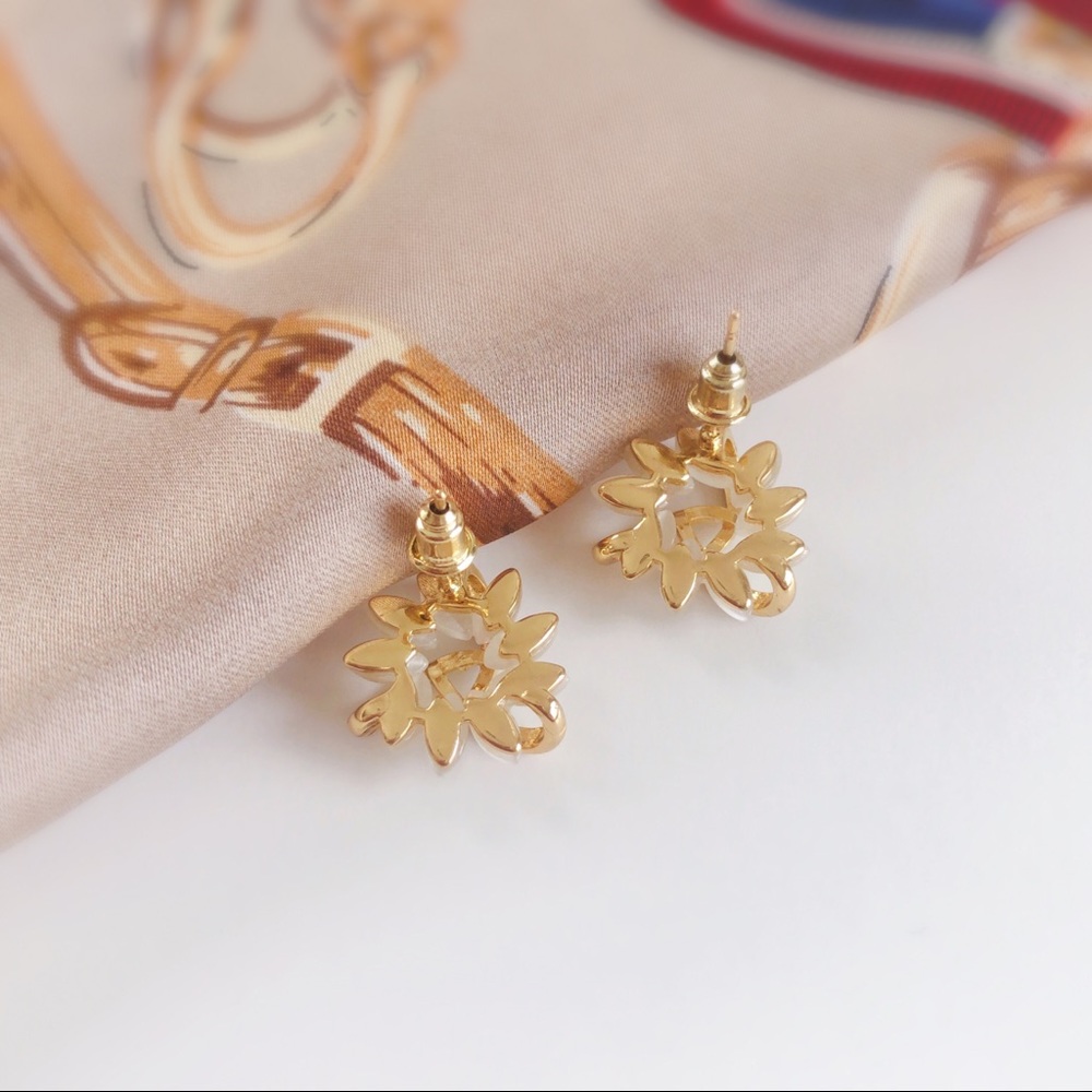 ✨NEW✨ Elegant and Exquisite Flower Shape Stud Earrings for women - Picture 3 of 4
